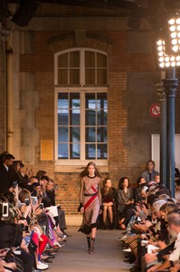 altuzarra-rs18-0005.thumb.jpg.654d1ce02286e643395ec7c08621ce4a.jpg