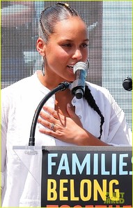 america-ferrera-alicia-keys-families-belong-together-rally-washington-dc-05.jpg