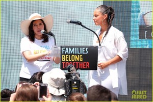 america-ferrera-alicia-keys-families-belong-together-rally-washington-dc-07.jpg