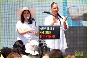 america-ferrera-alicia-keys-families-belong-together-rally-washington-dc-09.jpg