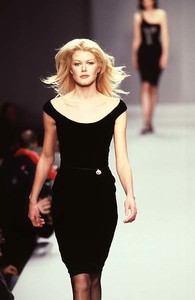 carolina-herrera-fw-1996-2.thumb.jpg.4b053999697855ae444ebe745f51bd0f.jpg