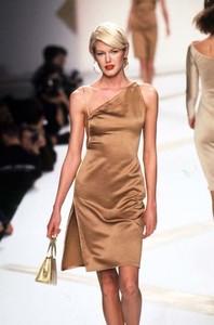 carolina-herrera-ss-1997-1.thumb.jpg.13c12c81e8e775f9f672e99287a0d65b.jpg