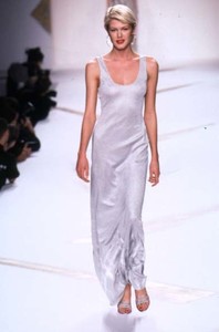 carolina-herrera-ss-1997-8.thumb.jpg.c0410731020b161e2ec8a820ae0b02b6.jpg