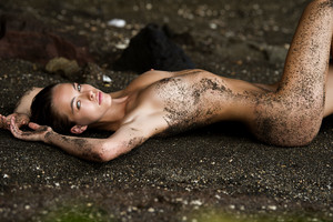caroline-beauty-6-1.thumb.jpg.8ad8b1f45d149abe65df69616601a633.jpg