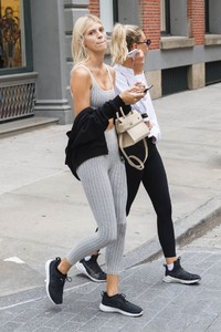 devon-windsor-out-and-about-in-new-york-07-27-2018-1.thumb.jpg.fe8be56d0c40a35ecd7ee1abe814d726.jpg
