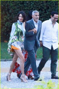 george-amal-clooney-step-out-for-dinner-in-lake-como-01.jpg
