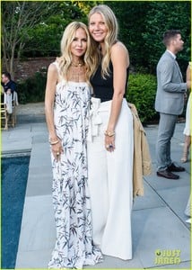 gwyneth-paltrow-hosts-dinner-at-her-home-05.jpg