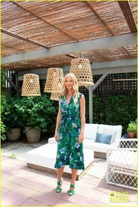gwyneth-paltrow-leslie-mann-goop-hamptons-01.thumb.jpg.8eab56aaab396d4a93172727e5eee112.jpg