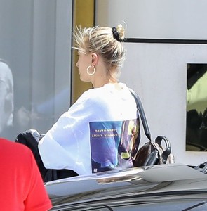 hailey-baldwin-and-justin-bieber-out-in-beverly-hills-07-22-2018-0.jpg