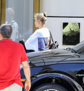 hailey-baldwin-and-justin-bieber-out-in-beverly-hills-07-22-2018-1.jpg