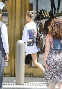 hailey-baldwin-and-justin-bieber-out-in-beverly-hills-07-22-2018-4.jpg