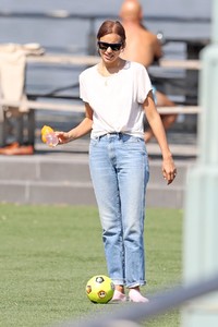 irina-shayk-at-a-park-in-new-york-07-28-2018-1.jpg