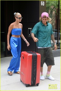 justin-bieber-hailey-baldwin-jet-out-of-new-york-01.thumb.jpg.140993d1a4d38ded4531d6a6b290e71d.jpg