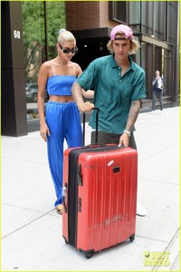 justin-bieber-hailey-baldwin-jet-out-of-new-york-02.thumb.jpg.3128ce233de09c403a043522cc16381b.jpg