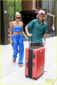 justin-bieber-hailey-baldwin-jet-out-of-new-york-04.thumb.jpg.459920af74d562ce57d3124e89c110c1.jpg