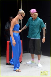 justin-bieber-hailey-baldwin-jet-out-of-new-york-05.jpg