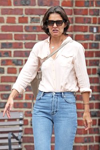 katie-holmes-in-jeans-out-and-about-in-new-york-07-26-2018-1.jpg