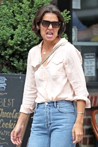 katie-holmes-in-jeans-out-and-about-in-new-york-07-26-2018-7.jpg