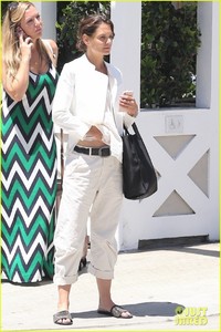 katie-holmes-meets-scott-eastwood-for-lunch-01.jpg