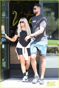 khloe-kardashian-meets-tristan-thompson-for-lunch-01.jpg