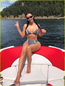 kim-kardashian-july-4-wakeboarding-05.jpg