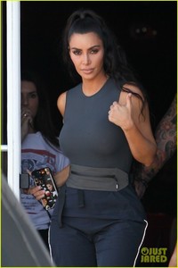 kim-kourtney-khloe-kardashian-spend-the-afternoon-bowling-04.thumb.jpg.0316a94c65b3484fef346f6e23988c5a.jpg