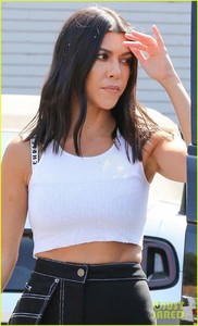 kim-kourtney-khloe-kardashian-spend-the-afternoon-bowling-05.thumb.jpg.b59076d9d81d6a9fb8428a7102beb5da.jpg