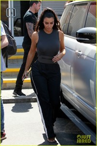 kim-kourtney-khloe-kardashian-spend-the-afternoon-bowling-10.thumb.jpg.bc5c87e4165b24df840d5a58cd87b1e7.jpg