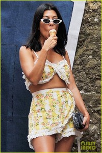 kourtney-kardashian-ice-cream-in-itally-05.jpg