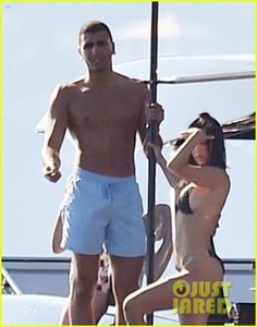 kourtney-kardashian-younes-bendjima-bikini-03.jpg