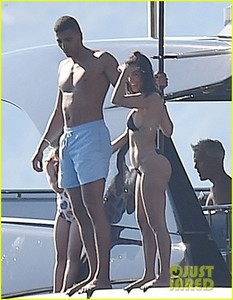 kourtney-kardashian-younes-bendjima-bikini-05.jpg
