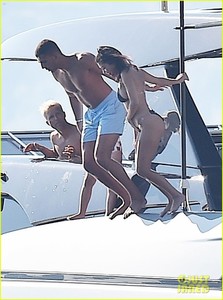 kourtney-kardashian-younes-bendjima-bikini-17.jpg