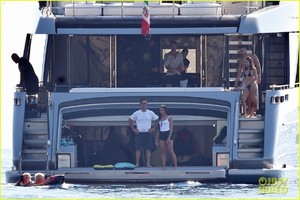 kourtney-kardashian-younes-bendjima-bikini-54.jpg