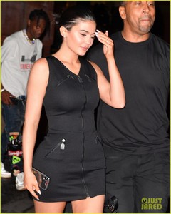 kylie-jenner-travis-scott-carbone-nyc-july-2018-01.thumb.jpg.238838dd48316db5c96e8710464af1bf.jpg