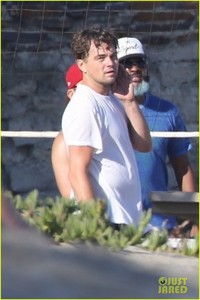 leonardo-dicaprio-ansel-elgort-beach-volleyball-02.jpg