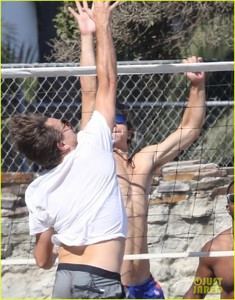 leonardo-dicaprio-ansel-elgort-beach-volleyball-04.jpg