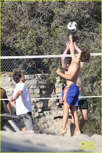 leonardo-dicaprio-ansel-elgort-beach-volleyball-05.jpg