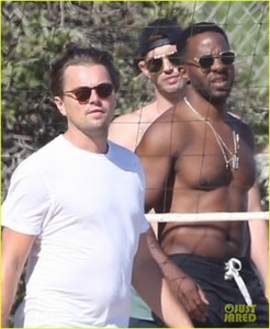 leonardo-dicaprio-ansel-elgort-beach-volleyball-15.jpg