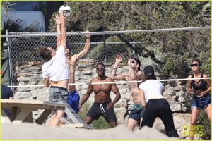 leonardo-dicaprio-ansel-elgort-beach-volleyball-18.jpg