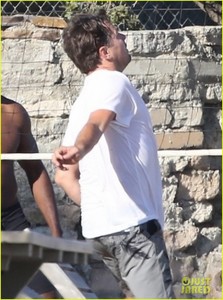 leonardo-dicaprio-ansel-elgort-beach-volleyball-20.jpg