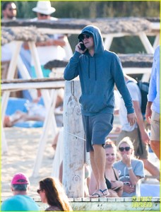 leonardo-dicaprio-saint-tropez-club-55-03.jpg