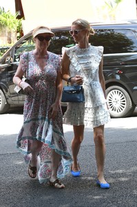 nicky-hilton-and-her-mother-shopping-in-paris-07-01-2018-0.jpg