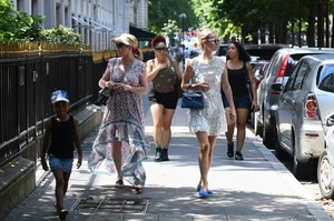 nicky-hilton-and-her-mother-shopping-in-paris-07-01-2018-5.jpg