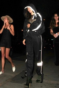 nicole-trunfio-sports-a-track-suit-at-craig-s-in-west-hollywood-0.thumb.jpg.89d5e7bc444fa0fd6153babe2684c6a6.jpg