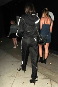 nicole-trunfio-sports-a-track-suit-at-craig-s-in-west-hollywood-2.thumb.jpg.08ea75c20f05531e7e98d0a5115f175b.jpg