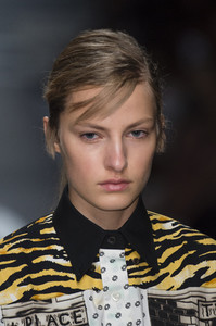 prada-clpa-rs18-2534.thumb.jpg.d4b4c40dff5e61425a0a3dab213ca229.jpg