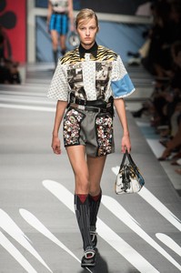 prada-rs18-2816.thumb.jpg.b1a2160d61da9e6e45b8badabd52592b.jpg