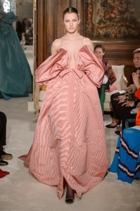 valentino-hc-rs18-2211.thumb.jpg.113cb5c1648683675337a6721e9ed0e2.jpg
