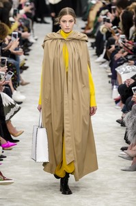 valentino-rf18-1144.thumb.jpg.140808f86bbb488b782c17df4a7ae102.jpg