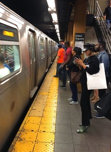 vanessa-hudgens-tries-to-go-incognito-as-she-rode-the-nyc-subway-06-27-2018-3.jpg